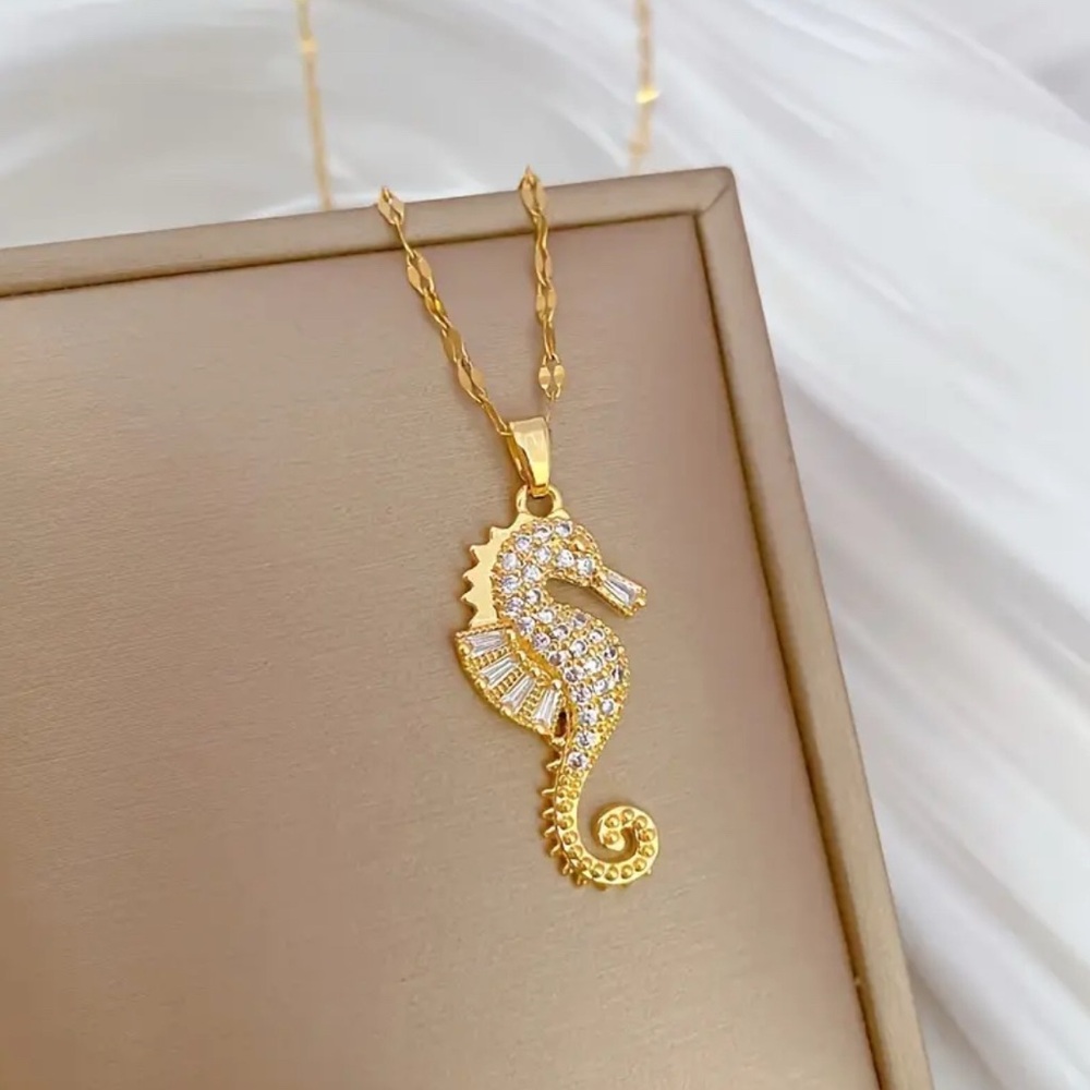 Gold tone & Rhinestone Seahorse Pendant Necklace NEW NWT - Picture 3 of 5